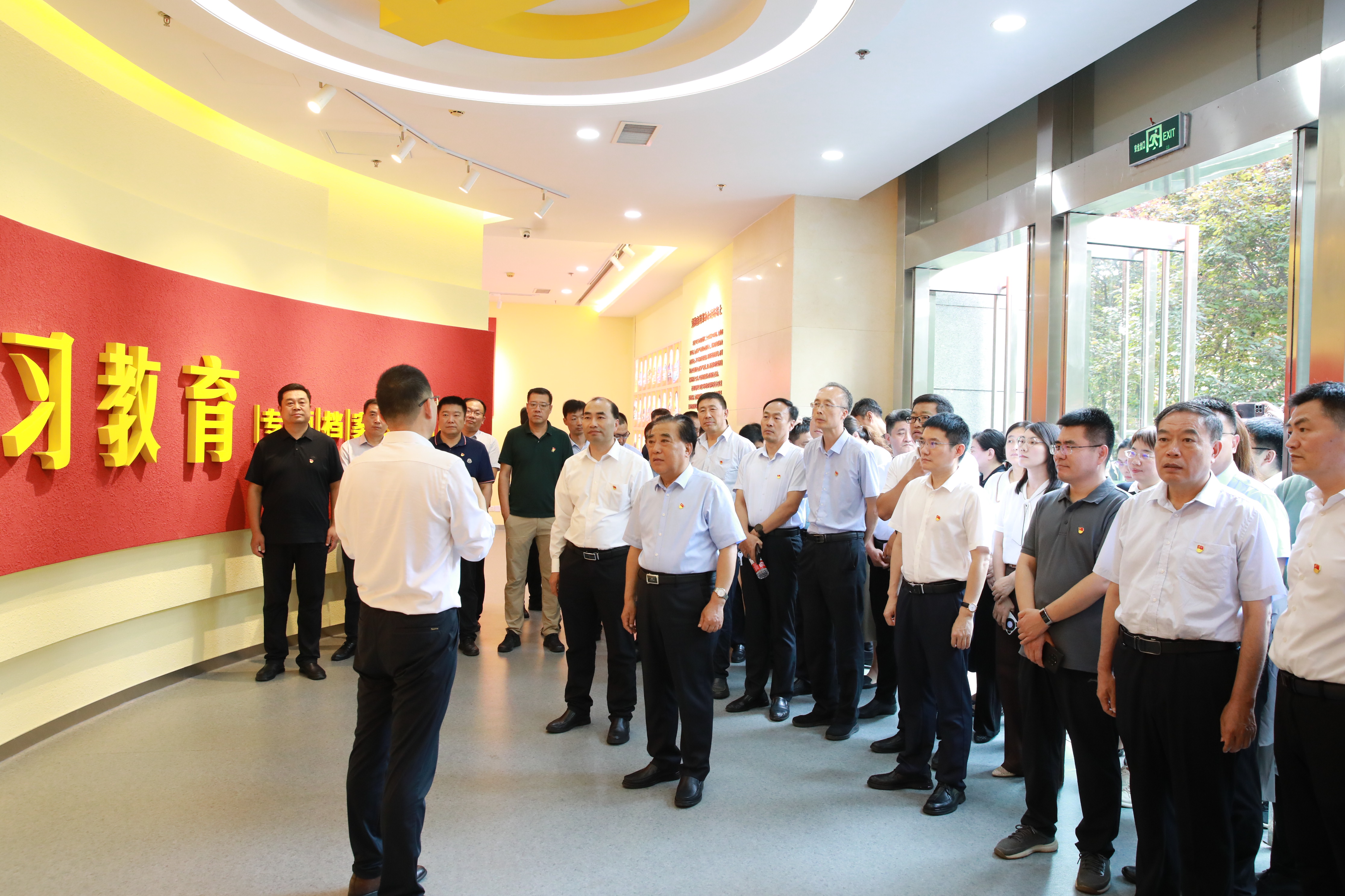 学校组织参观党纪学习教育专题档案文献展-山东交通学院党委组织部